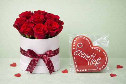 7 szálas Rózsabox „Szeretlek” Kézműves Mézeskalács Szívvel