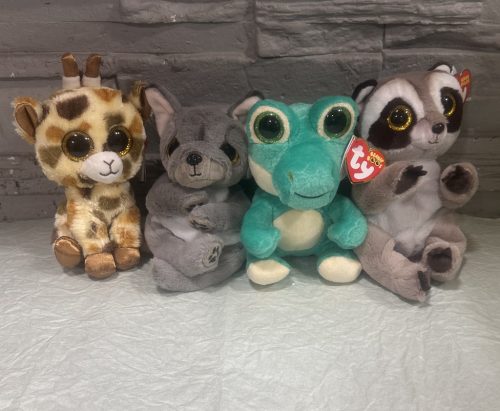 Plüss állat (Zsiráf, Bulldog, Krokodil, Mosómedve)