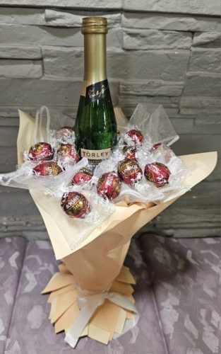 Deszert csokor kis pezsgővel és Lindt pralinéval ( Minimum 2 napos előrendeléssel kérhető)