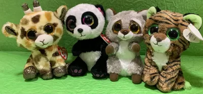 Plüss állat (Zsiráf, Panda, Mosómedve, Tigris)